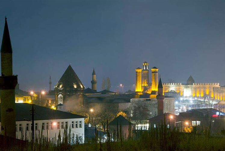 Erzurum'un Asırlık Tarihi Kalesi Işıklandırıldı!